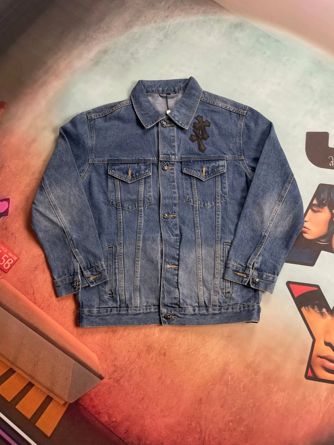 🅿️340 🔘Model No.-KL212 🔘Cro Heart𝐂𝐡𝐫𝐨𝐦𝐞 𝐇𝐞𝐚𝐫𝐭 CH Washed Cross-Laminated Heavy Duty Full Back Multi-Leather Denim Jacket* As a benchmark brand in the fashion field, its wash craftsmanship is a model in the industry. This denim piece is made of heavy denim fabric and has been washed in more than ten ancient ways to present a rich layer of distressed colors. The pink vegetable tanned leather cross patch has been laser cut and manually inlaid to enhance brand recognition with precise grain matching technology. The high-waist three-dimensional tailoring adopts the golden ratio formula, and uses dart transfer technology to optimize the hip and leg lines. The slim fit is designed to take into account the amount of activity, adapting to the needs of multiple scenes. The iconic washing effect combines three processes of enzyme washing, stone grinding and cat whiskering. The hardware is PVD vacuum coated, and the durability and gloss reach luxury-level standards. From the hand-stitched leather appliqués to the customization of the exclusive woven label, every detail adheres to the craftsman's principles - the brand totem outlined by the Behringer embroidery machine, combined with the silver thread anti-counterfeiting webbing, builds a complete quality system. Whether paired with a college-style knitwear to express youthful tension, or combined with a midriff-baring outfit to create a modern aura, its unisex adaptability and multi-dimensional matching potential make it a must-have item in the wardrobe of high-end players.  Size: S M L XL (46.48.50.52) Color: Blue